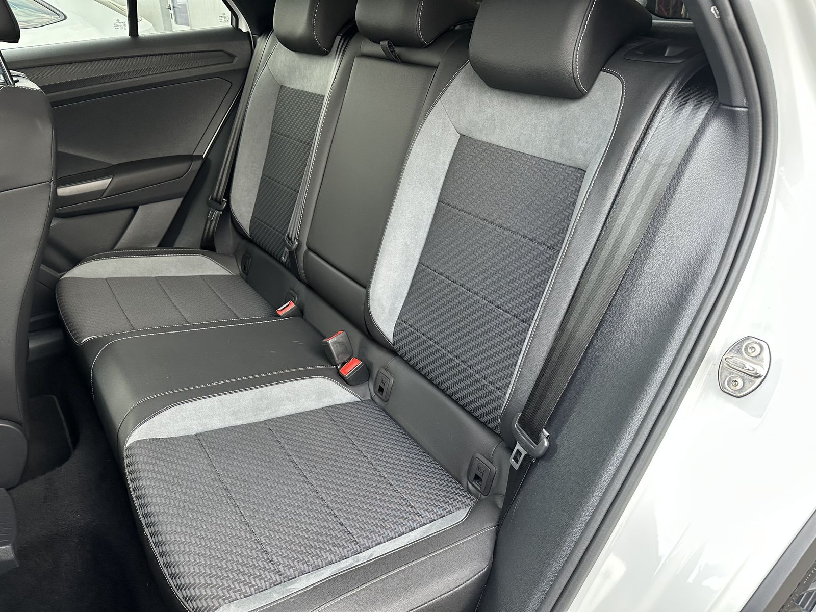 Fahrzeugabbildung Volkswagen T-Roc R 4Motion NAV+LED+KAMERA+AHK+SPORTABGAS+VC