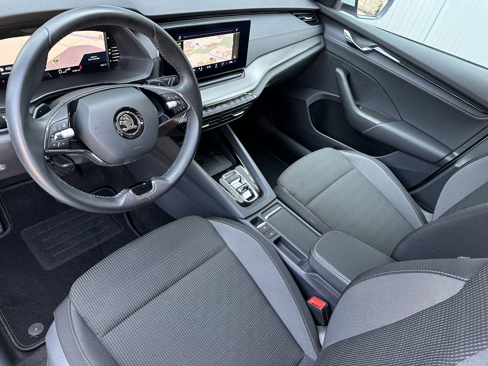 Fahrzeugabbildung SKODA Octavia Combi 2.0 TDI DSG Ambition NAV+LED+ACC