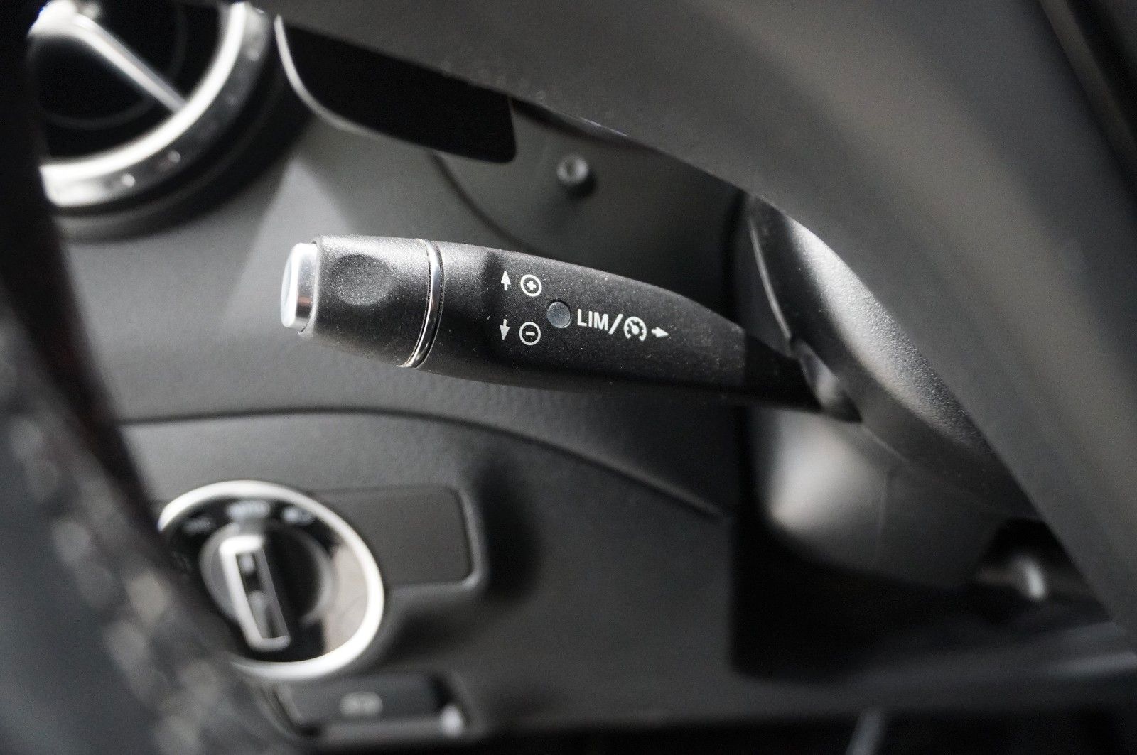 Fahrzeugabbildung Mercedes-Benz GLA 180 STYLE 7G-DCT NAVI/BI-XENON/SHZ/KAMERA