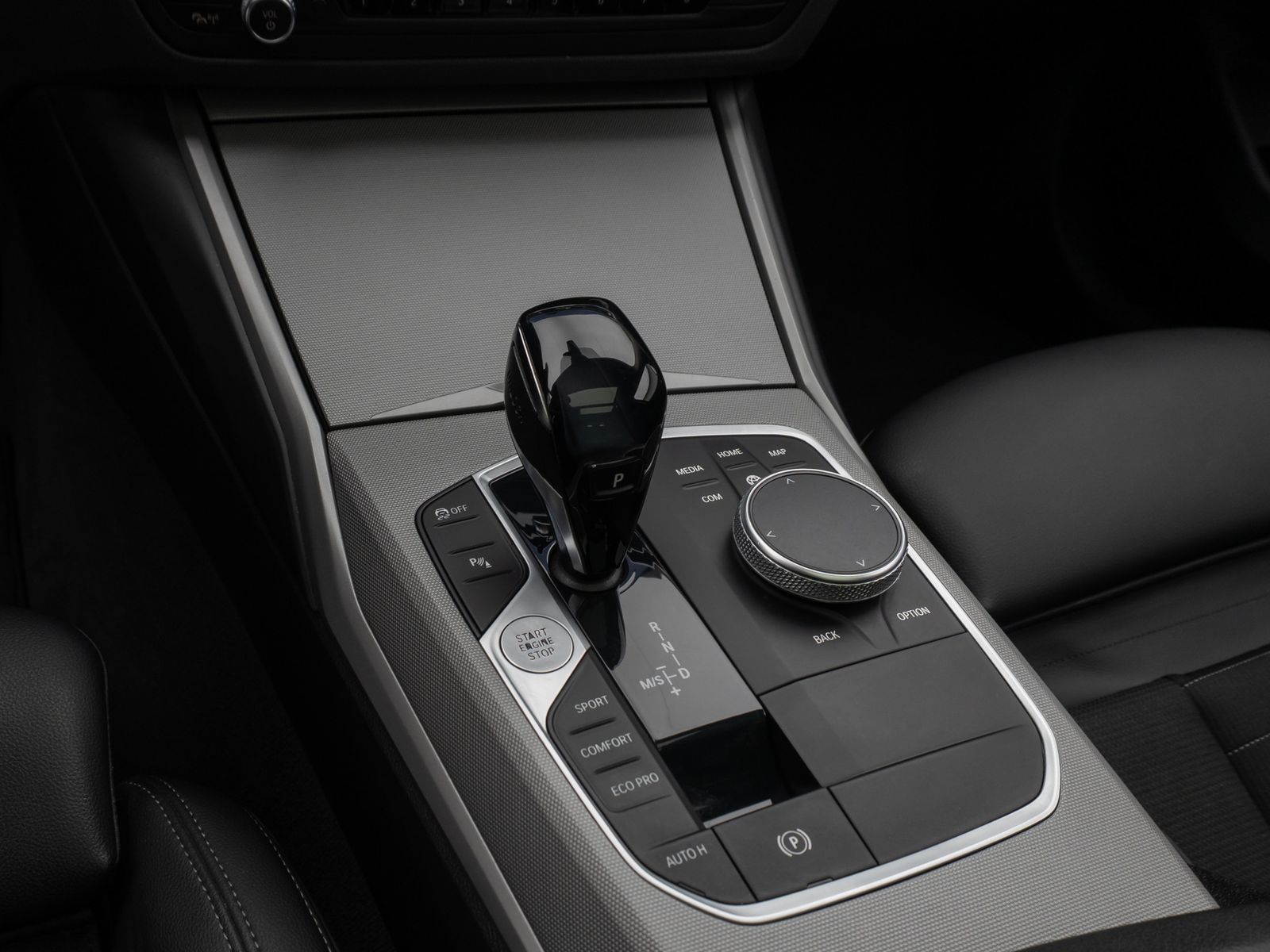 Fahrzeugabbildung BMW 320d Panorama DAB HiFi Lenkrhzg PDC AHK Alarm