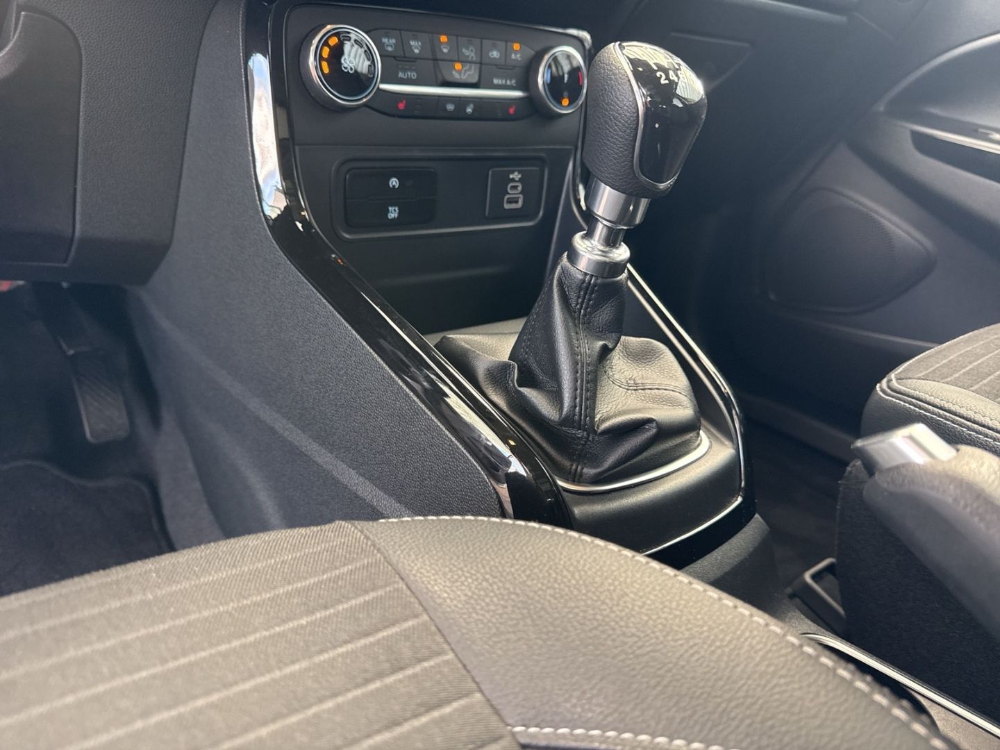 Fahrzeugabbildung Ford EcoSport Titanium Hybrid/Navi/LED/KeyFree/B & O/