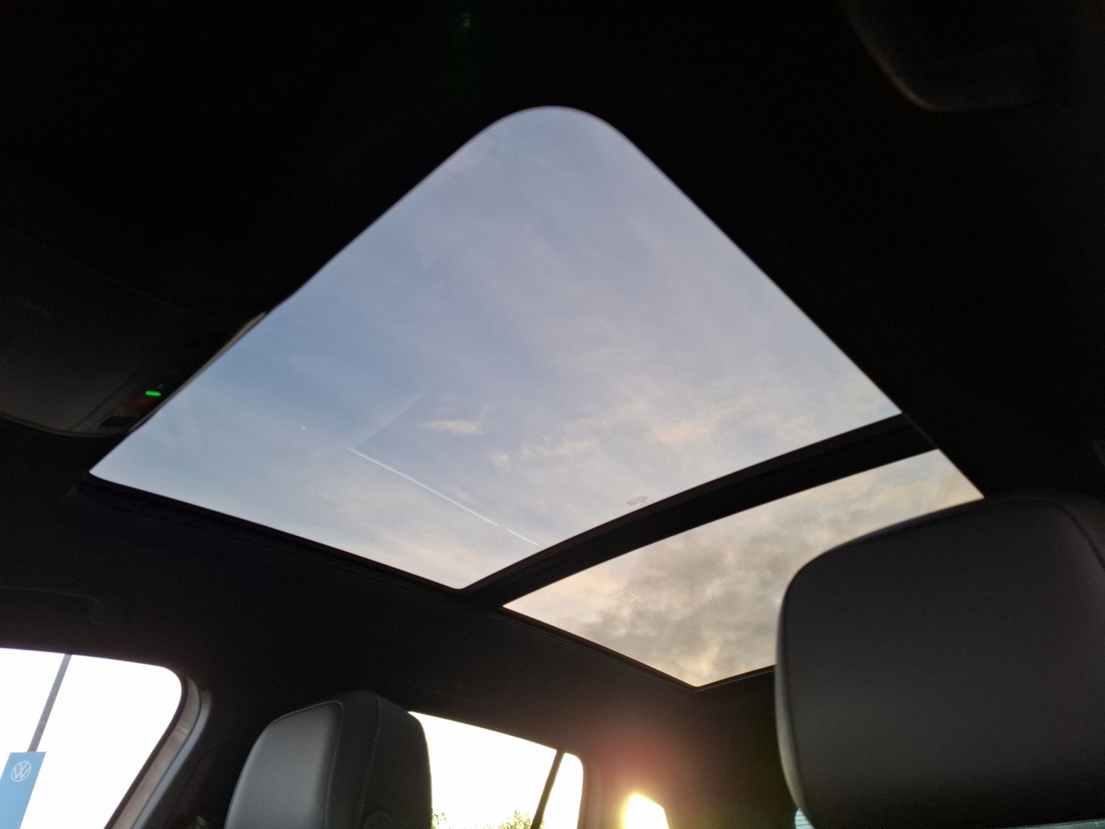 Fahrzeugabbildung Volkswagen Tiguan eHybrid R-Line DSG Matrix AHK Navi Pano A