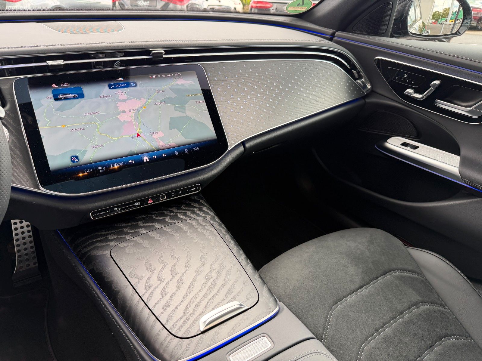 Fahrzeugabbildung Mercedes-Benz E 220 d T AMG Pano+AHK+360°+Distr+Digital+20"