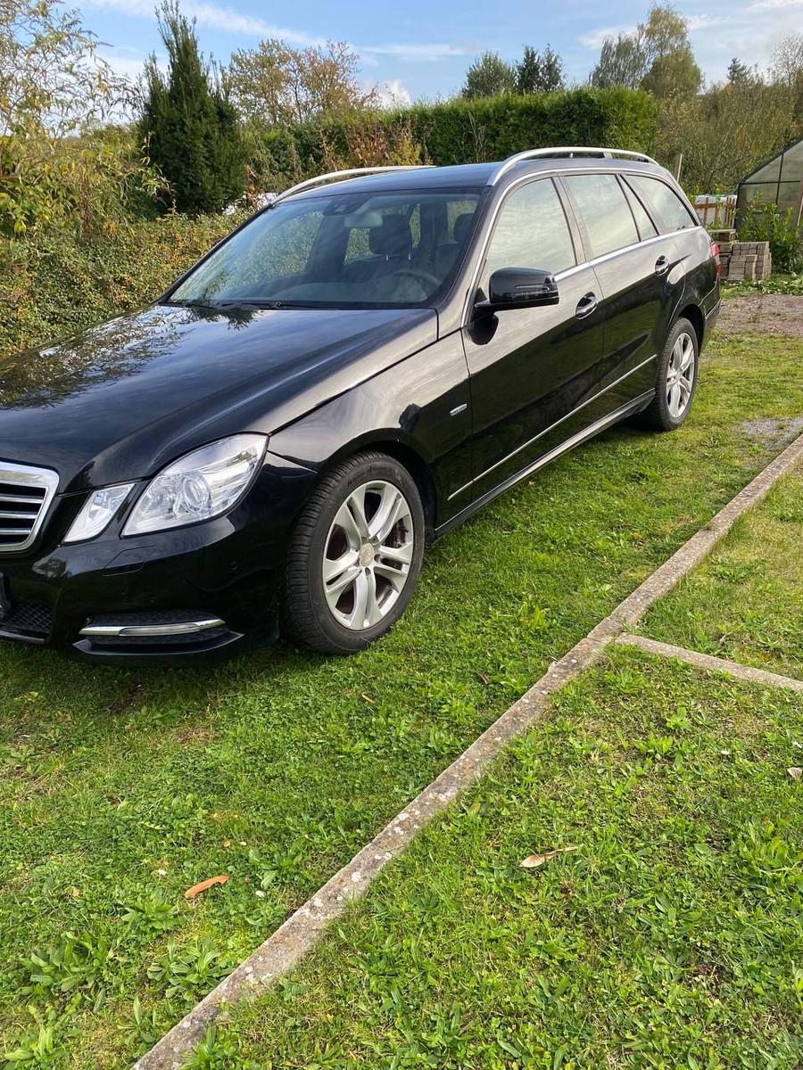 Mercedes-Benz E200 2011 — rear view