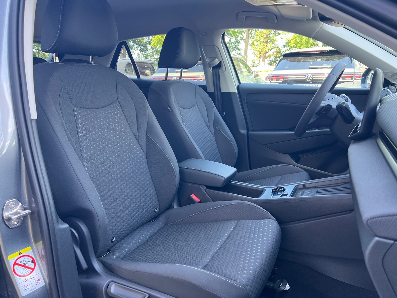 Fahrzeugabbildung Volkswagen T-Roc  Life 1.5 eTSI DSG *AHK, Ganzjahresreifen,