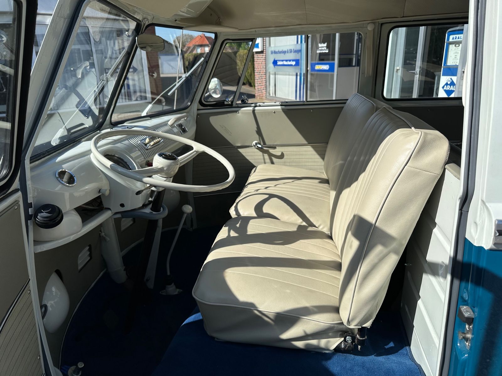 Fahrzeugabbildung Volkswagen T1 Bus 13-Fenster-Ausführung  Modelljahr 1966