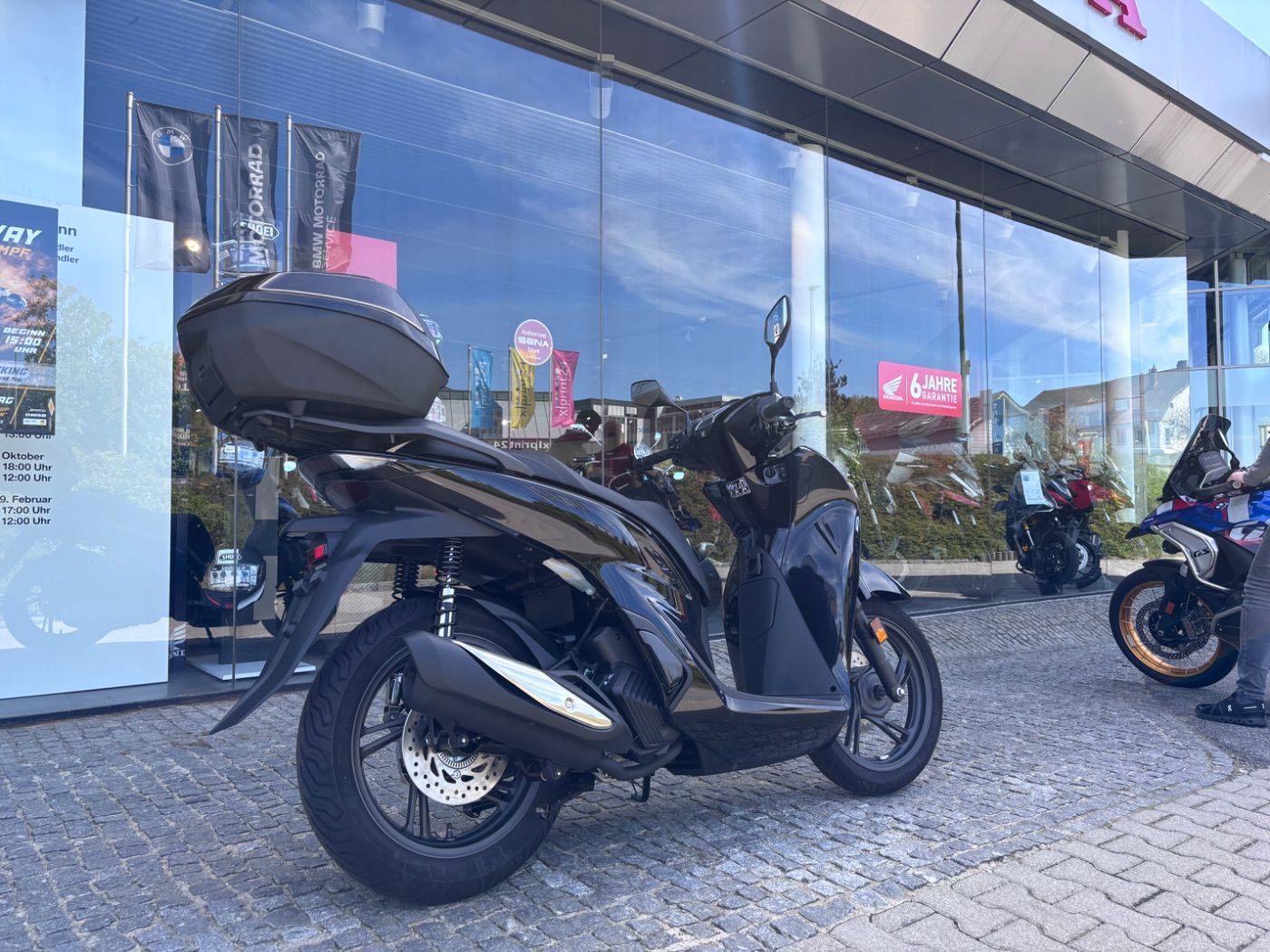Fahrzeugabbildung Honda SH 125 i inklusive Smart-Topcase
