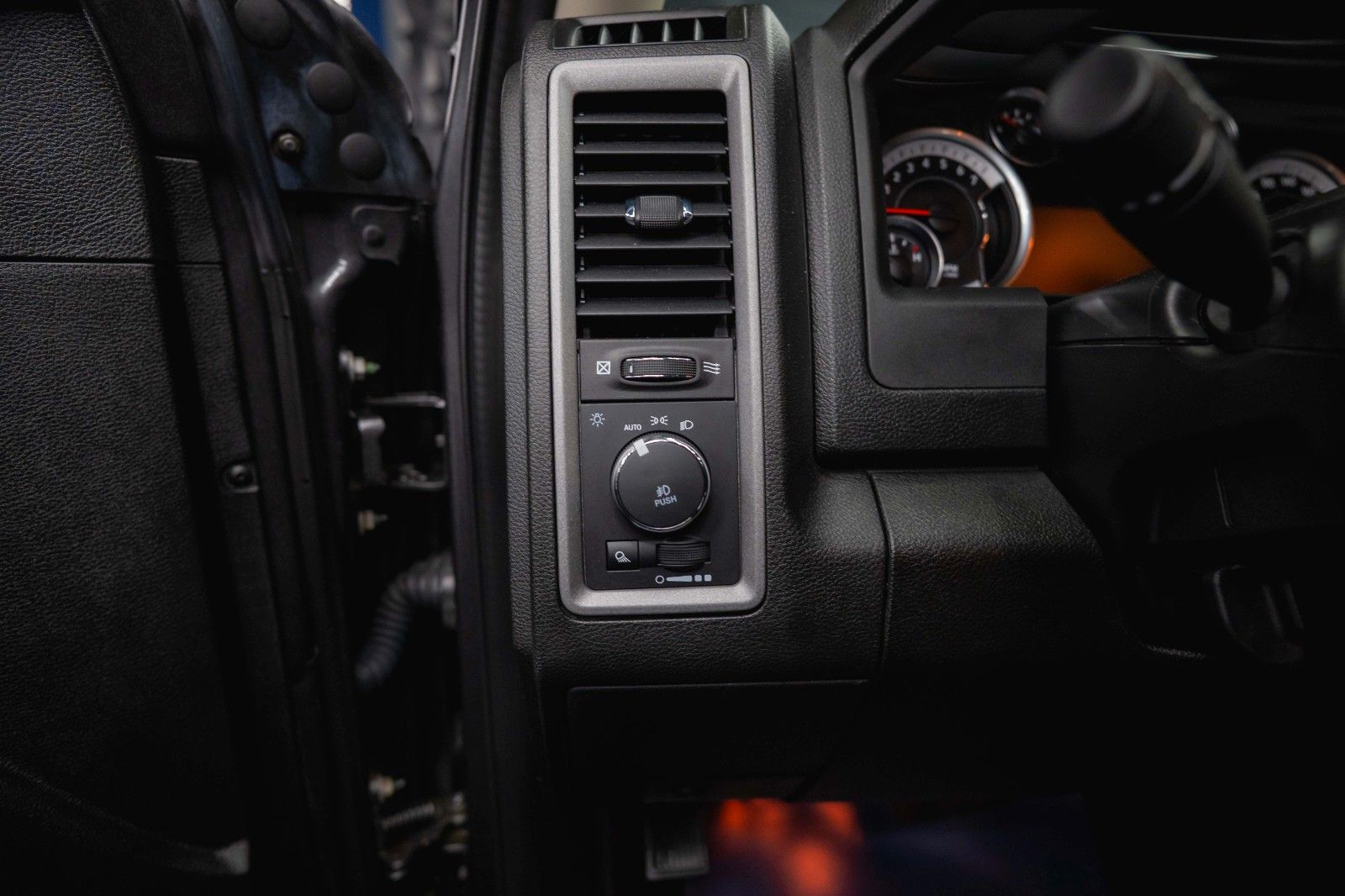 Fahrzeugabbildung Dodge RAM 5.7 V8 HEMI 4x4 OFFROAD Night-Paket *LED*AHK