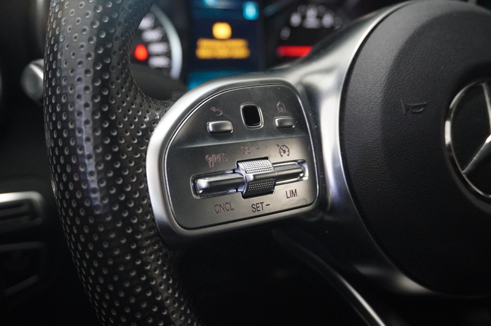 Fahrzeugabbildung Mercedes-Benz C 180 COUPE AMG LINE NAVI/LED/KAMERA/SPORT/SHZ