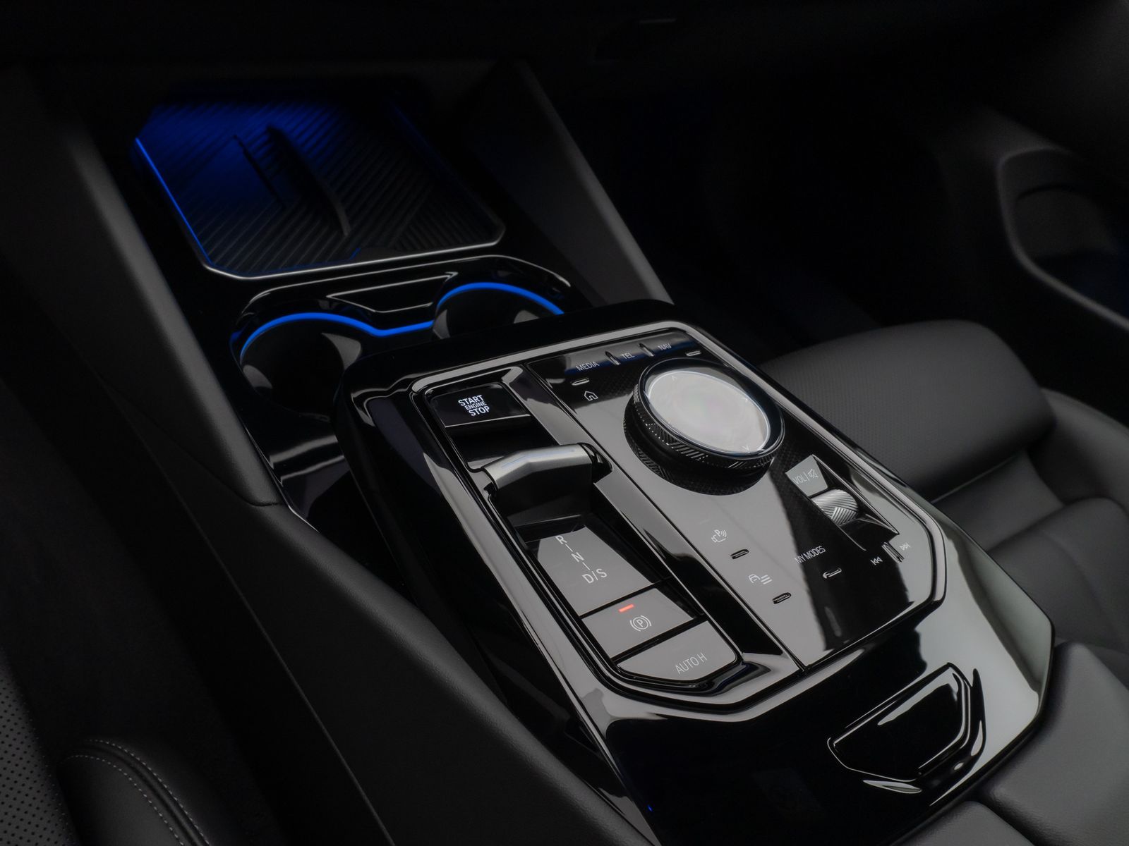 Fahrzeugabbildung BMW 520d M Sport 360°HUD DAB H/K AHK Komfort Alarm