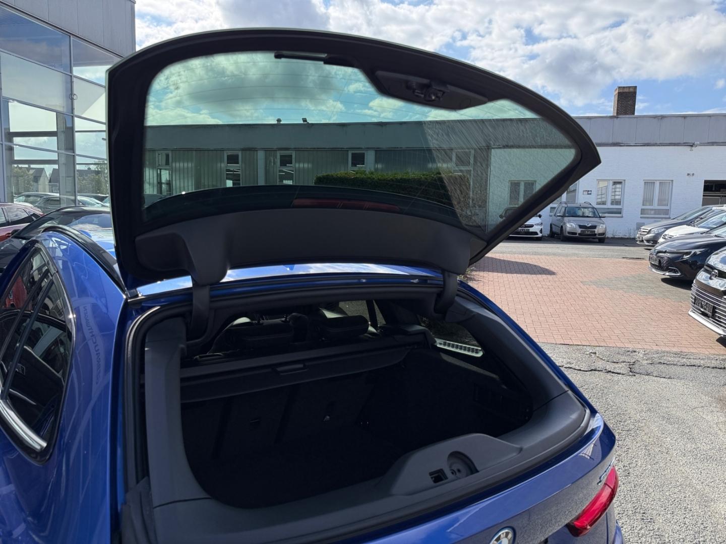 BMW 330 e xDrive M Sport Touring*Laser*Pano*HuD*360°