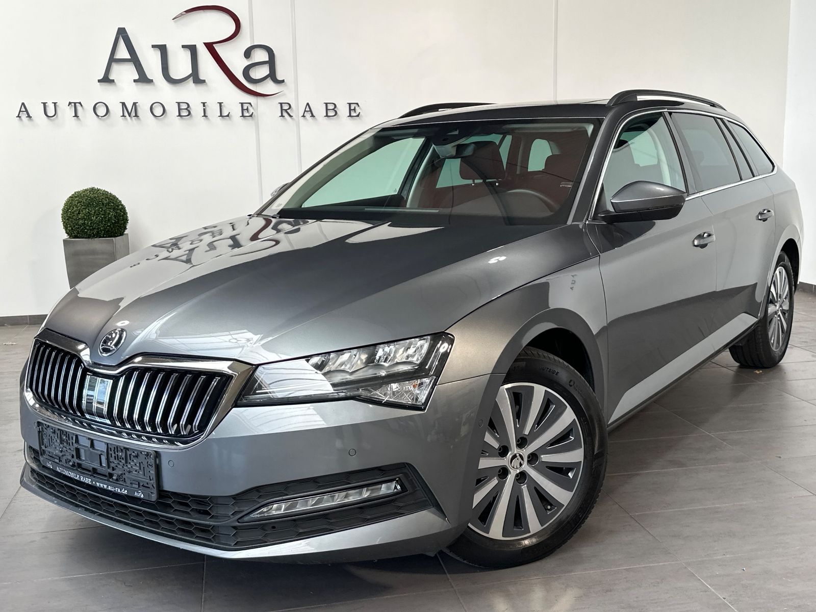 Fahrzeugabbildung SKODA Superb Combi Ambition NAV+LED+ACC+PANORAMA+17ZO