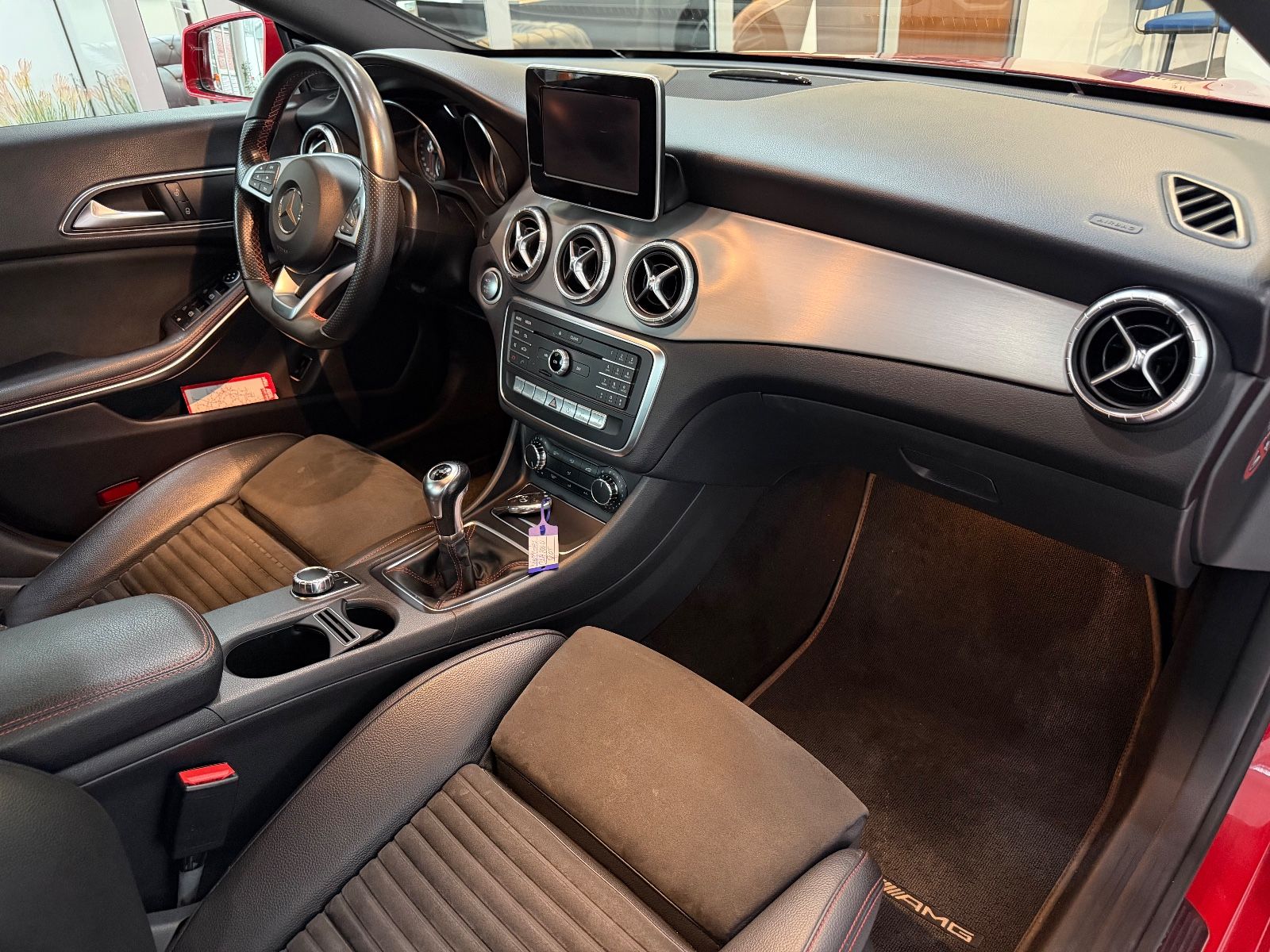 Fahrzeugabbildung Mercedes-Benz CLA 200 D AMG LINE / ROT