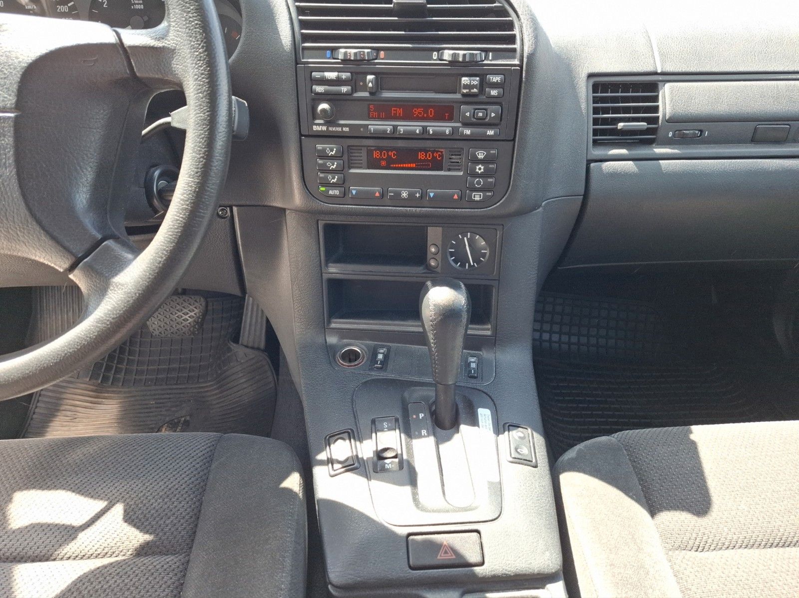Fahrzeugabbildung BMW 318 ! Schiebedach ! SHZ ! PDC ! TÜV 05/26