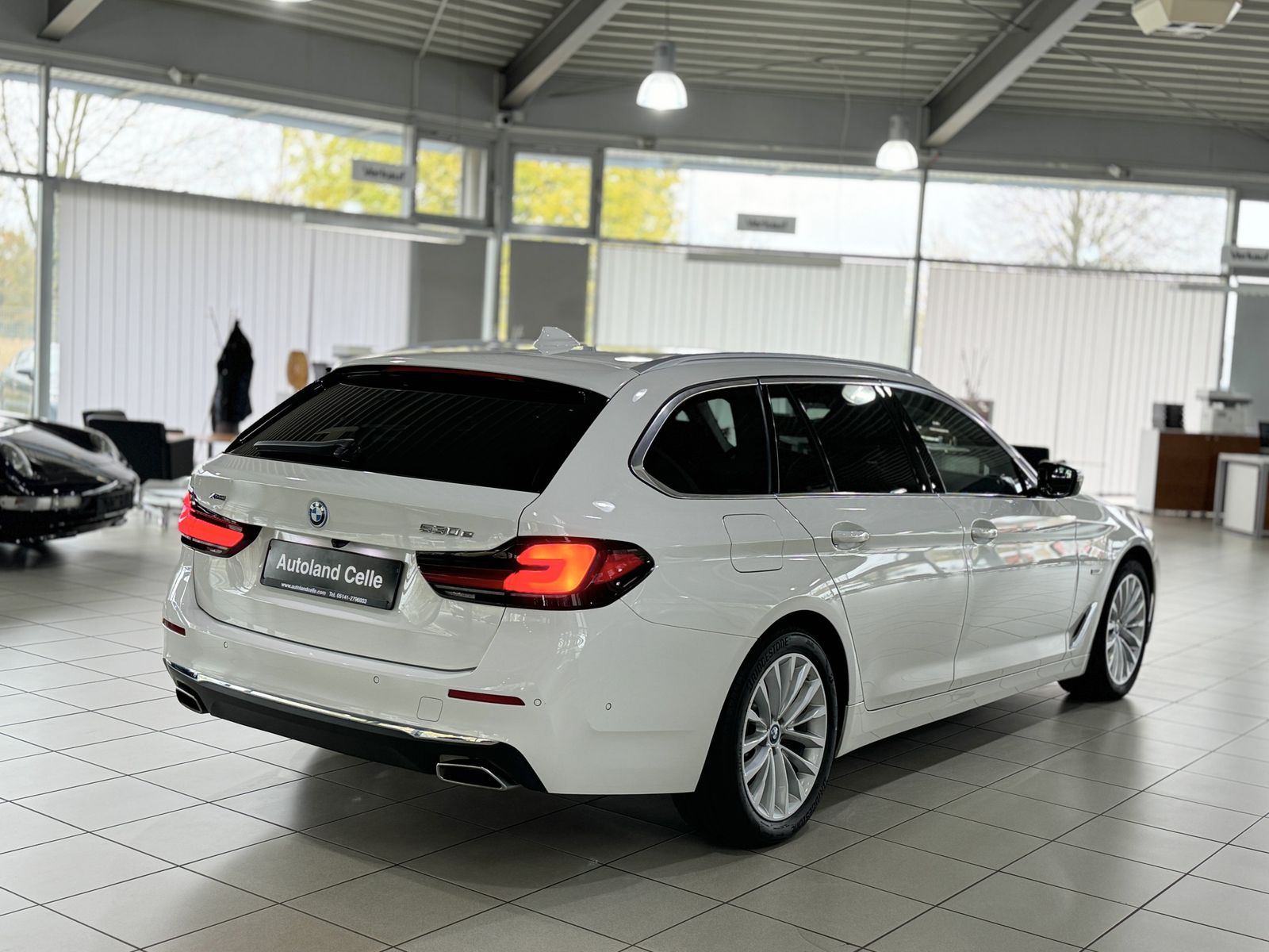 Fahrzeugabbildung BMW 530e xD Luxury Line Kamera HUD DAB HiFi Komfort