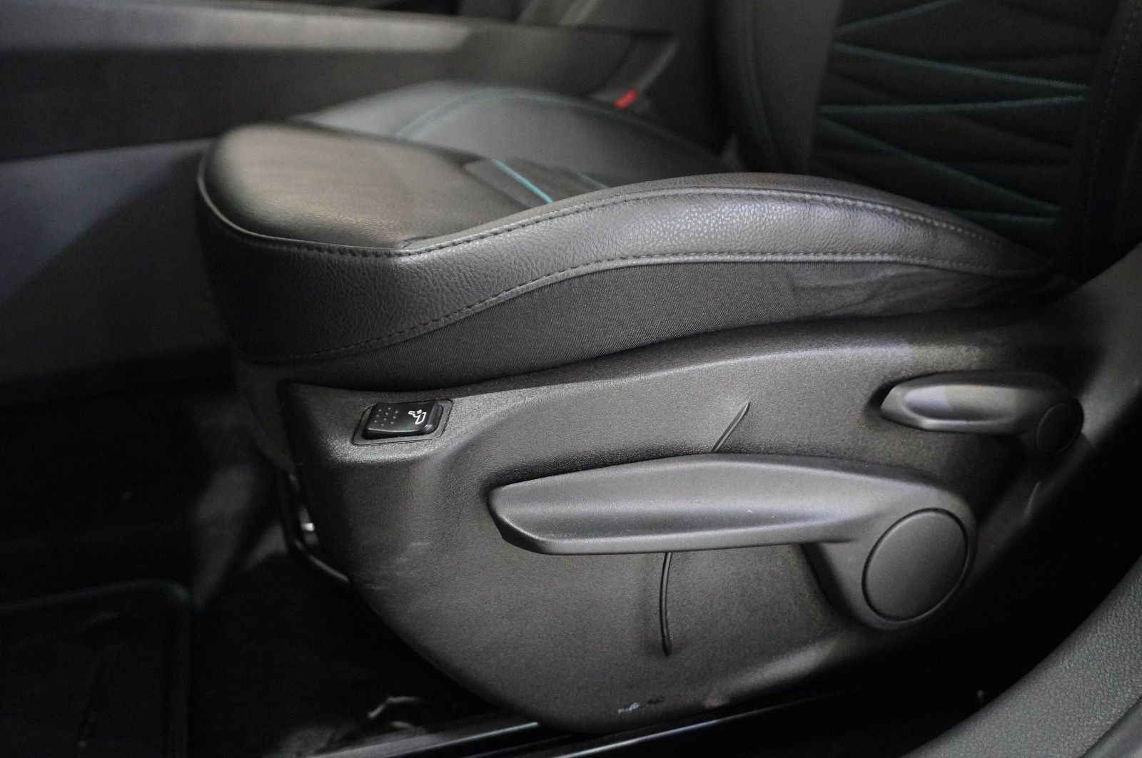 Fahrzeugabbildung Jeep Compass 1.3 4X4 HYBRID NAVI/LED/KAMERA/VIRTU/DAB