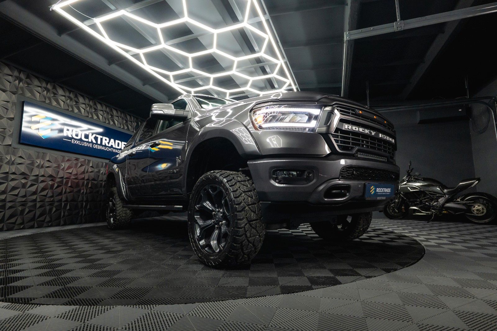 Fahrzeugabbildung Dodge RAM 5.7 V8 HEMI 4x4 ROCKY RIDGE OFFROAD Pano 19%