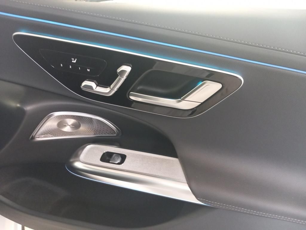 Fahrzeugabbildung Mercedes-Benz E 220 d T AMG*Night*Pano-Dach*Distr*PDC*360°*AHK