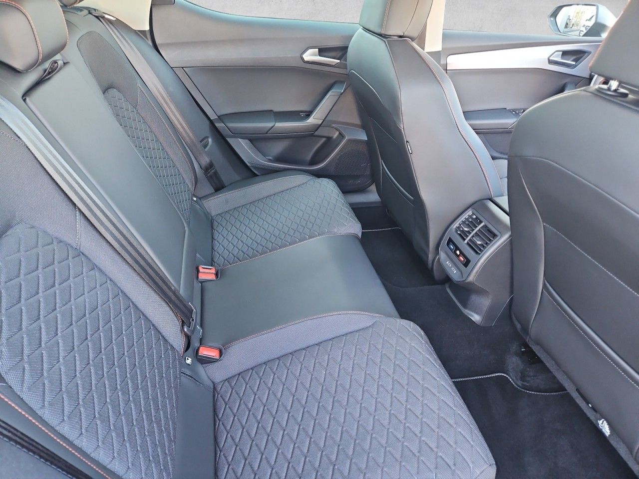 Fahrzeugabbildung SEAT Leon FR MHEV,Navigation,LED,DSG,Alarmanlage
