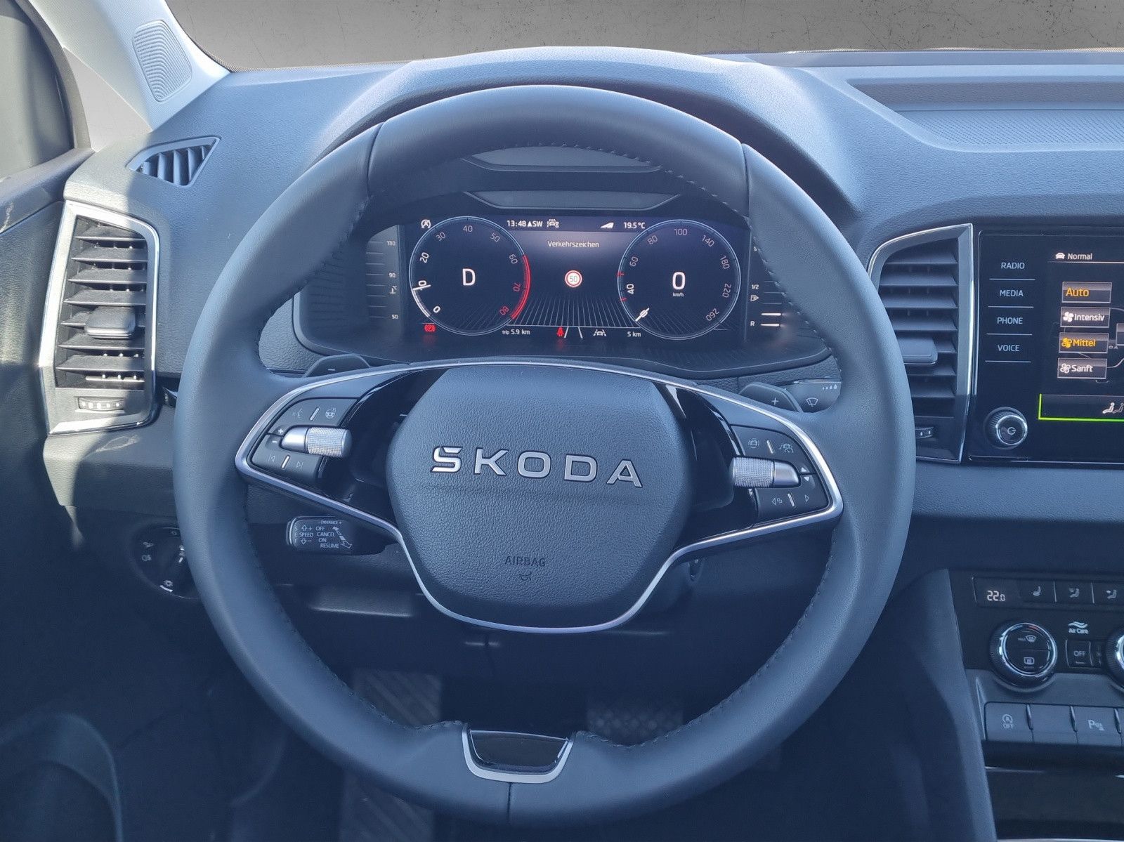 Fahrzeugabbildung SKODA Karoq Balance 1,5TSI Garantie +3 Fahrassi