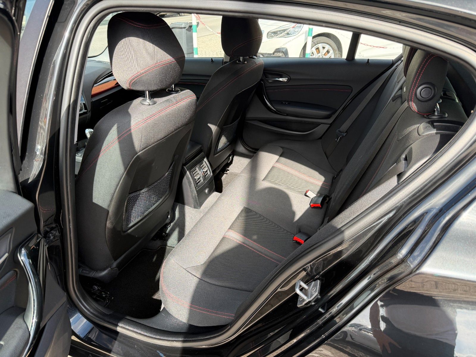 Fahrzeugabbildung BMW 118 d Sport Line AUTOMATIK NAVI BMW SCHECKHEFT