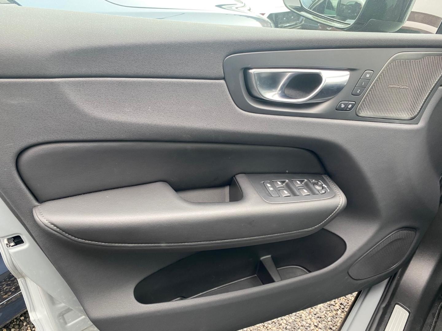 Volvo XC60 B5 Ultra Dark AWD MHEV Memory Sitze 360 Gra