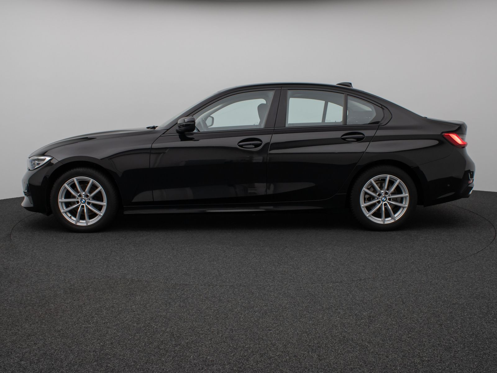 Fahrzeugabbildung BMW 320d xD  Glasdach Kamera DAB Geschwindigkeitsreg