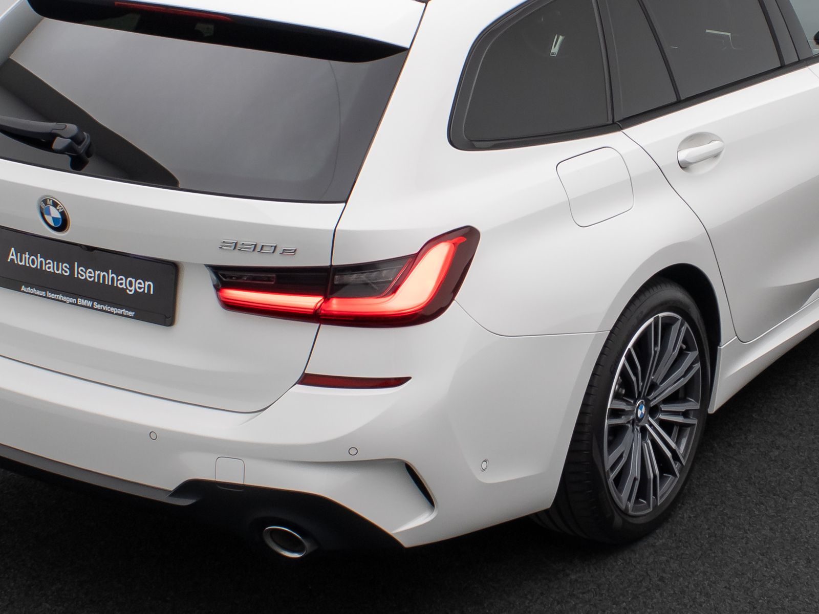 Fahrzeugabbildung BMW 330e xD M Sport 360&deg; Alarm HUD DAB Laser H/K 18"