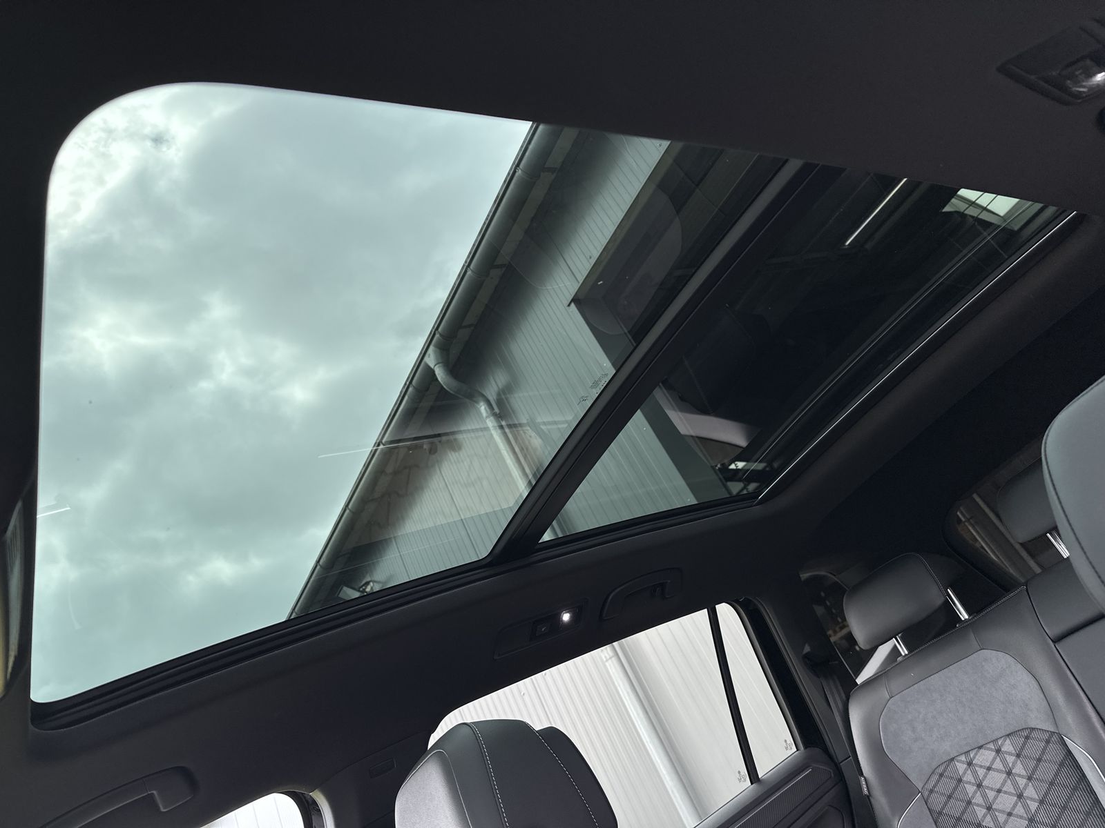 Fahrzeugabbildung Volkswagen Tiguan Allspace 4Motion R-Line NAV+IQ-LIGHT+PANO