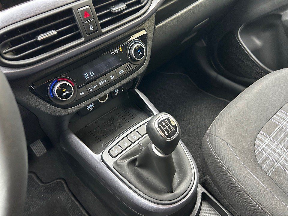 Fahrzeugabbildung Hyundai i10 1.2 5TÜRER PRIME SMARTKEY+NAV+KAMERA+CARPLAY
