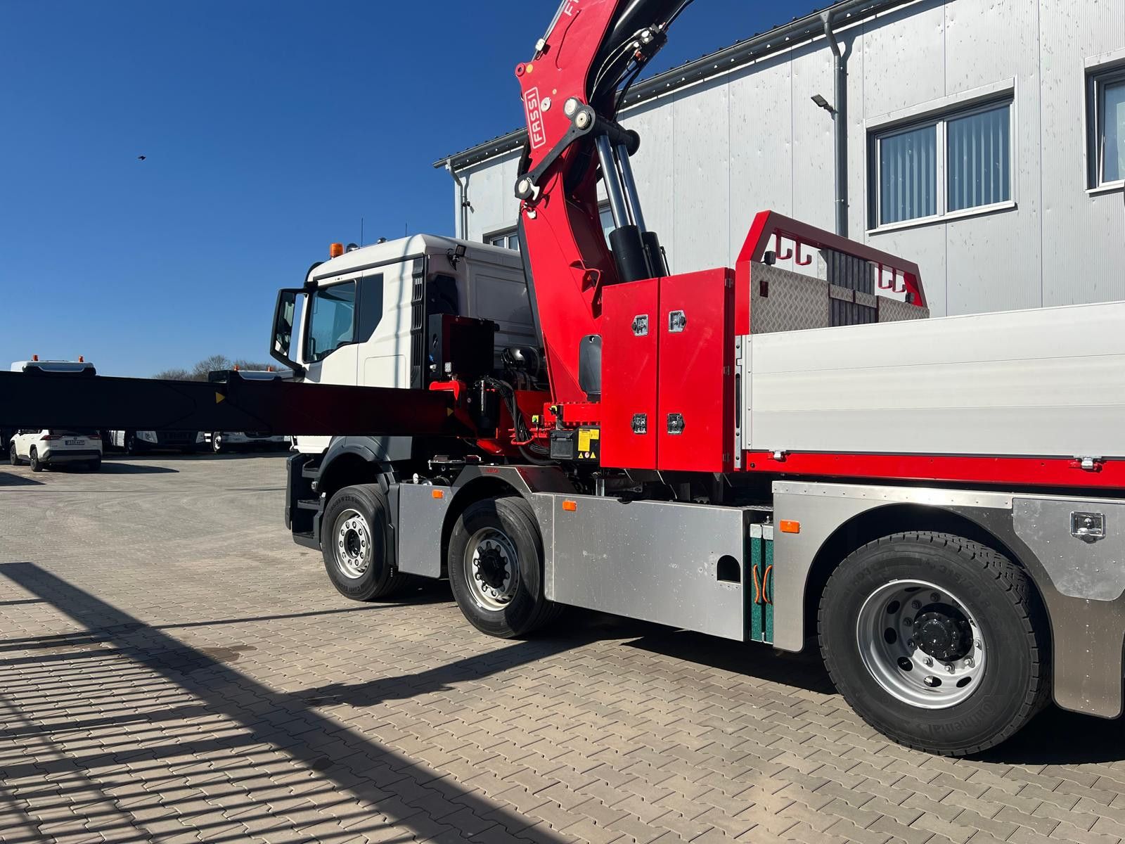 Fahrzeugabbildung MAN MAN 8x4 mit F1150RA.2.28 L616 Winde, 2.per. Korb