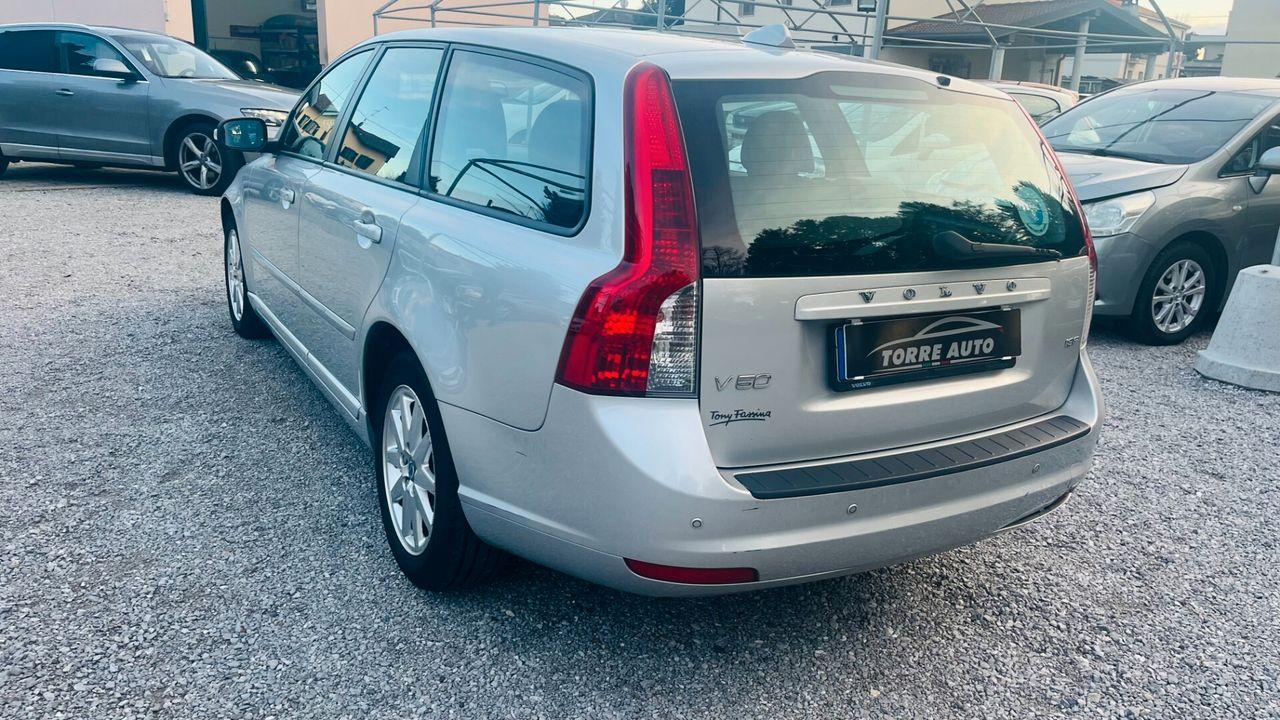VOLVO V50 1.8 16V 125CH FLEXI-FUEL MOMENTUM