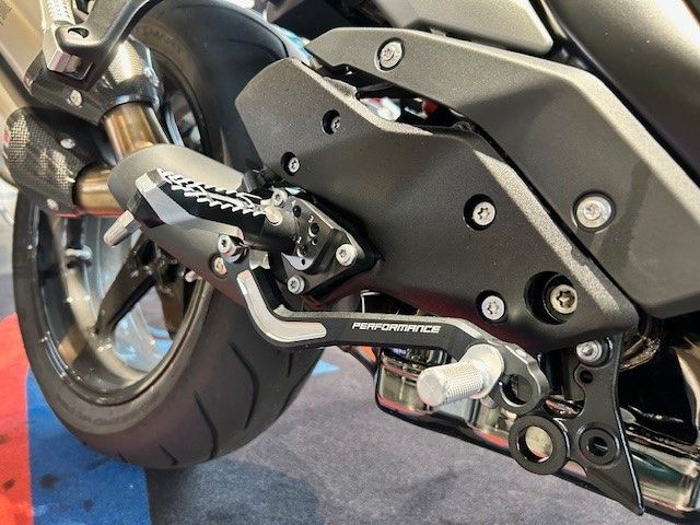 Fahrzeugabbildung BMW R 1300 RS Performance, Akra, wenig Km