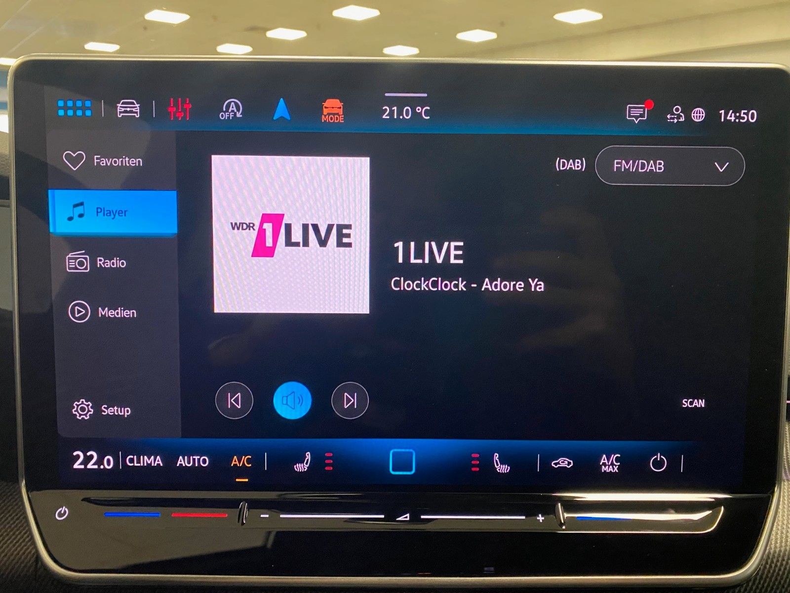 Fahrzeugabbildung Volkswagen Golf 1.5 eTSI DSG R-Line+GARANTIE 2029+ACC+KAMER