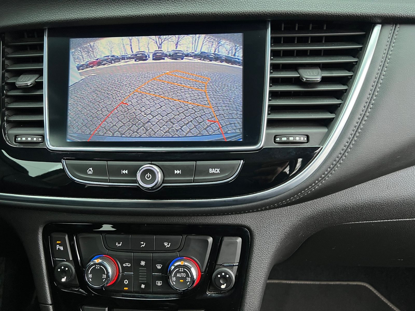 Fahrzeugabbildung Opel Mokka X Innovation 1.4 Turbo Automatik *AHK, Nav