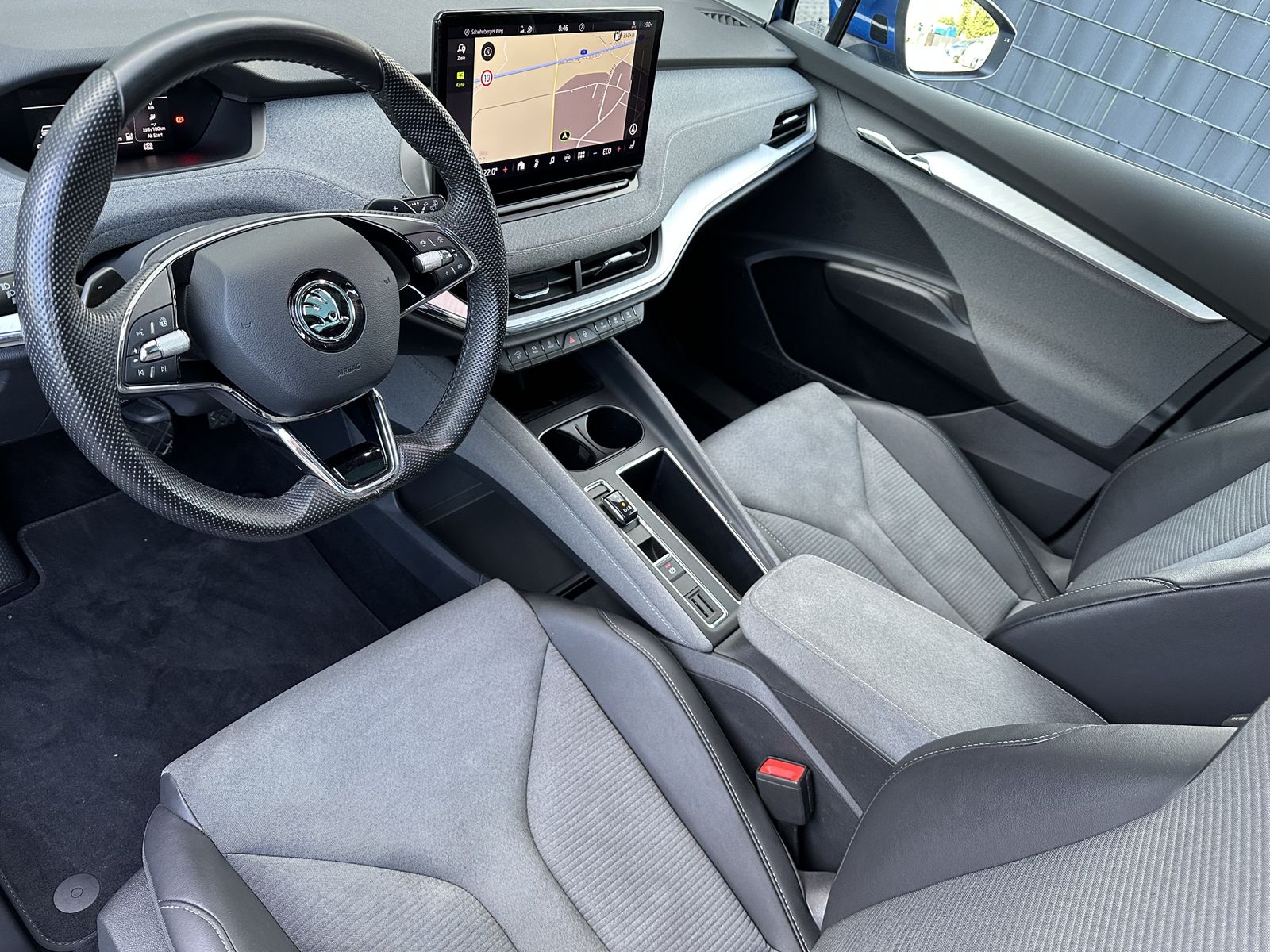 Fahrzeugabbildung SKODA Enyaq iV 80 Sport NAV+LED+AHK+PANO+CANTON+CARPLA