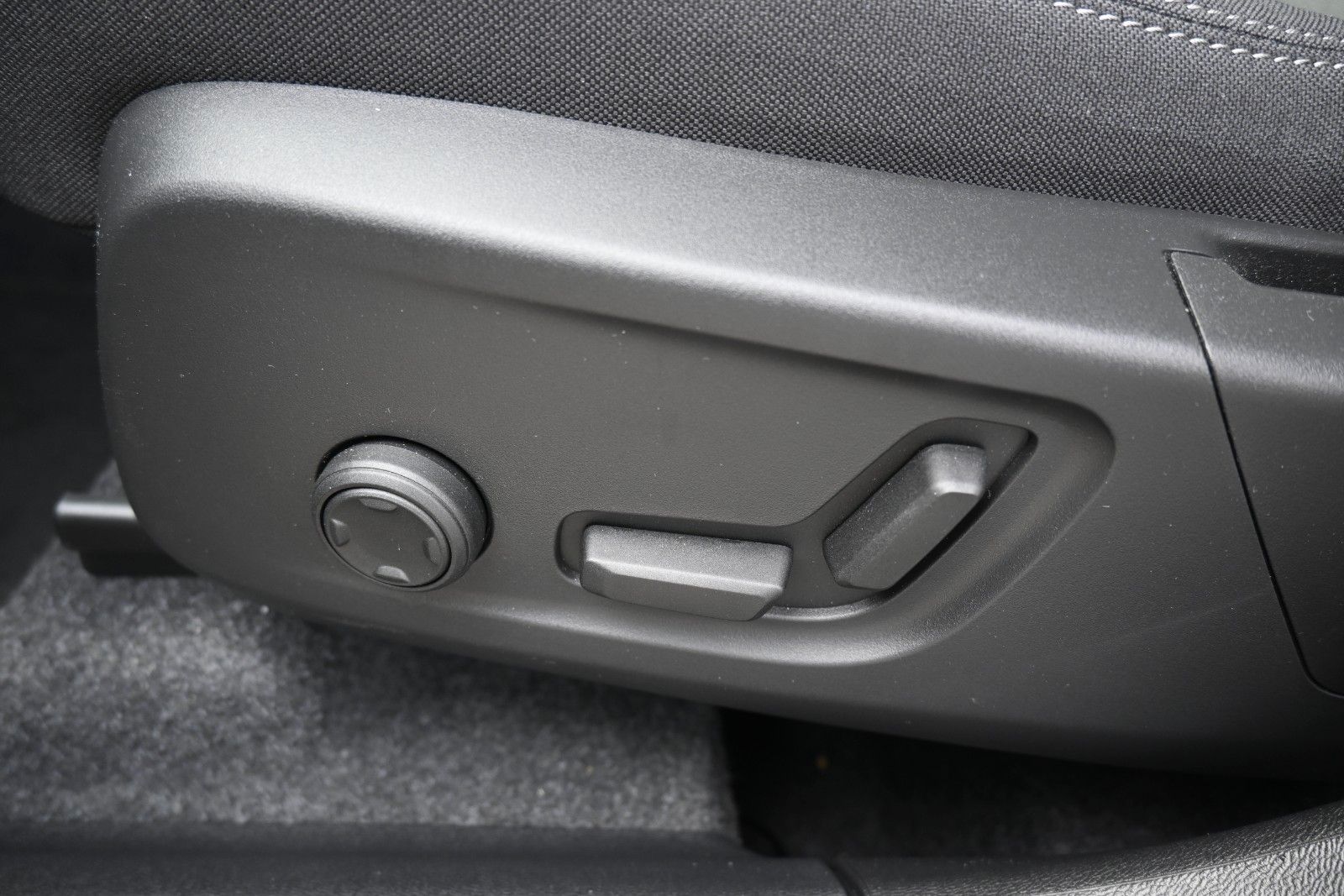 Fahrzeugabbildung Volvo XC40 B3 DKG Plus Dark*STDHZG*360°*H&K*ACC