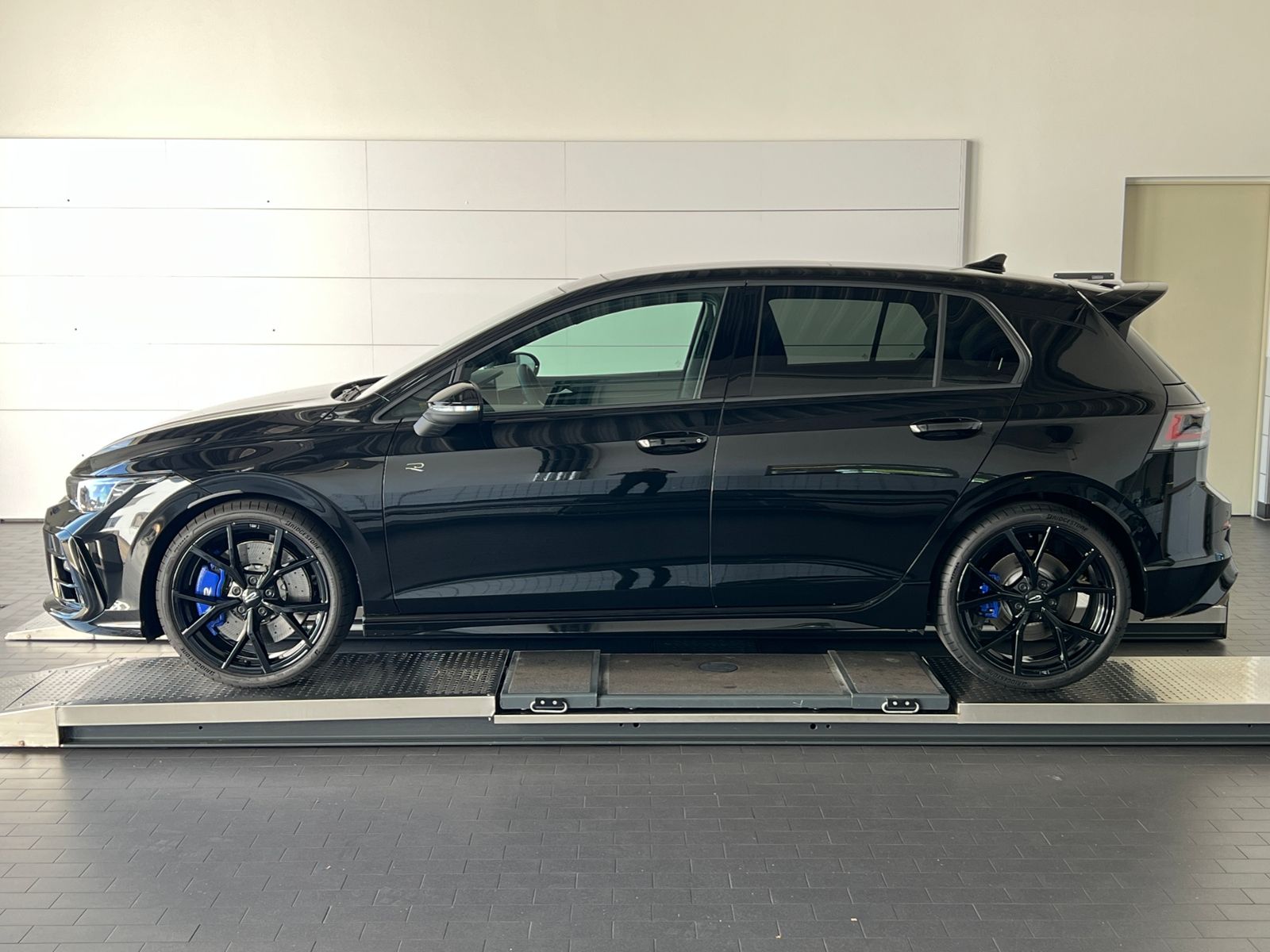Fahrzeugabbildung Volkswagen Golf VIII R 2.0 TSI DSG 4MOTION *R-Performance,