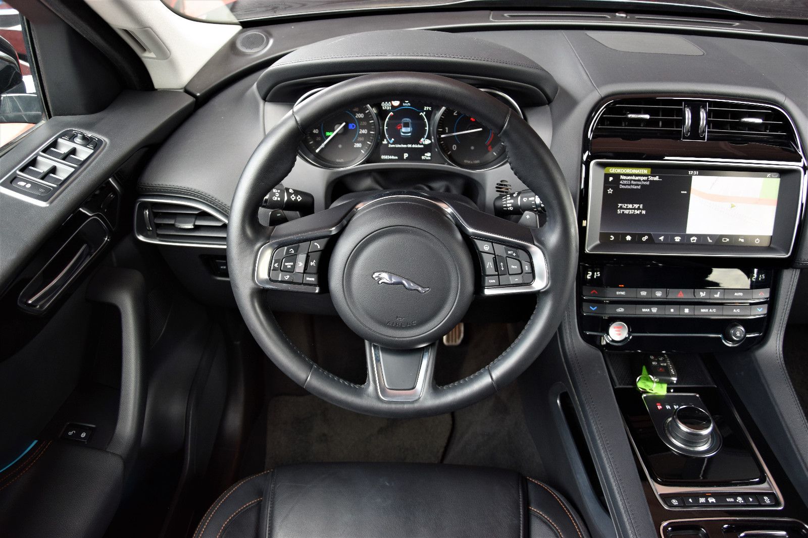 Fahrzeugabbildung Jaguar F-PACE Prestige Leder Navi Kamera ACC Xenon