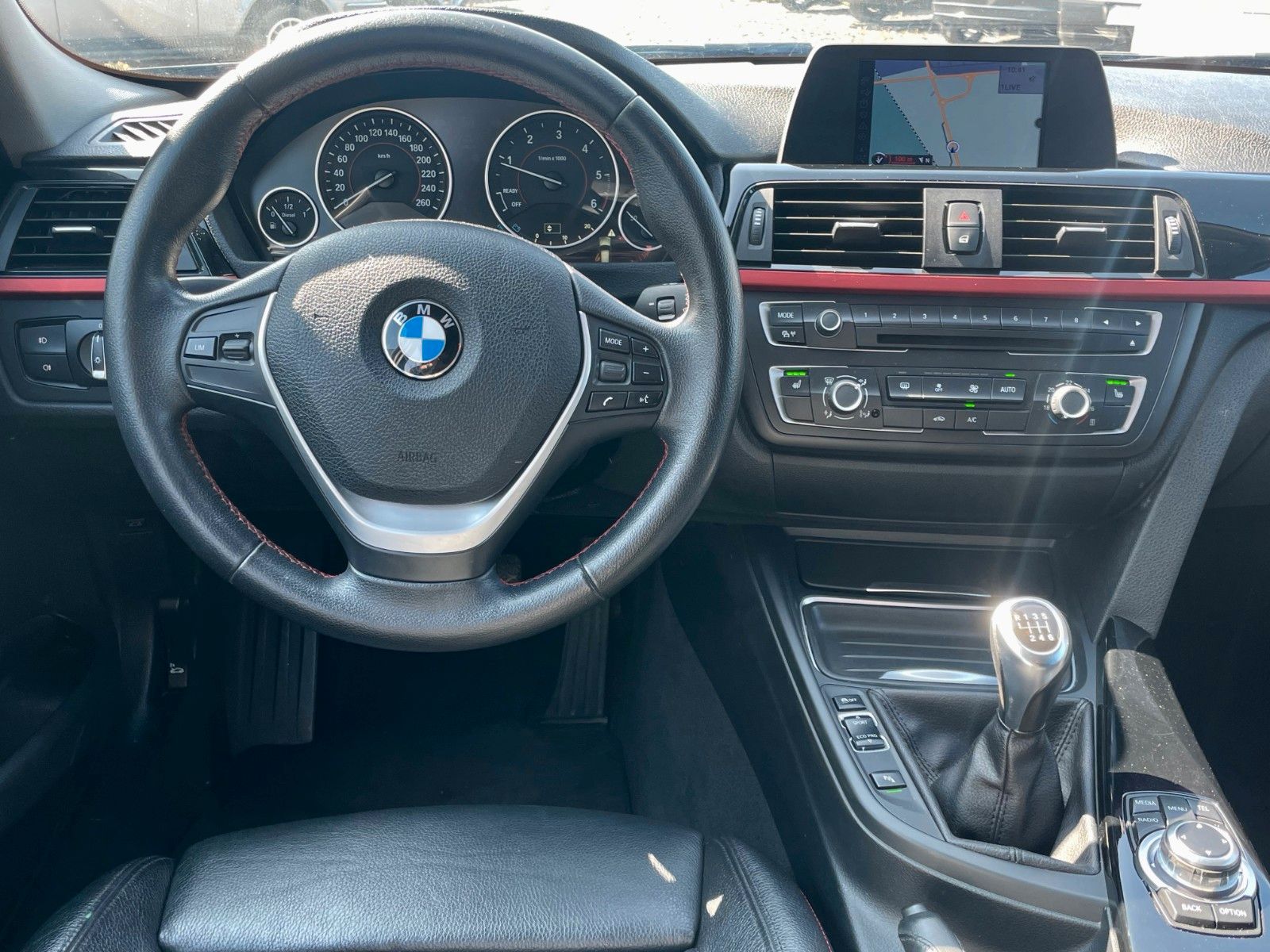 Fahrzeugabbildung BMW 318d Tour. SPORT LINE Navi Leder PDC SPORTSITZE