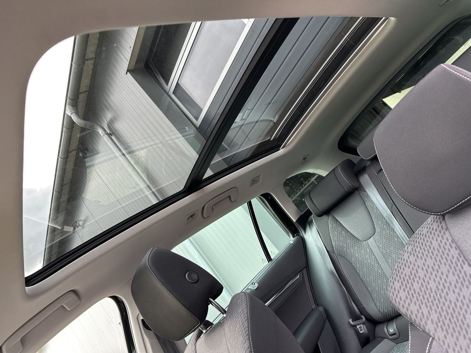 Fahrzeugabbildung SKODA Octavia Combi First Edition NAV+LED+PANO+LHZG+VC