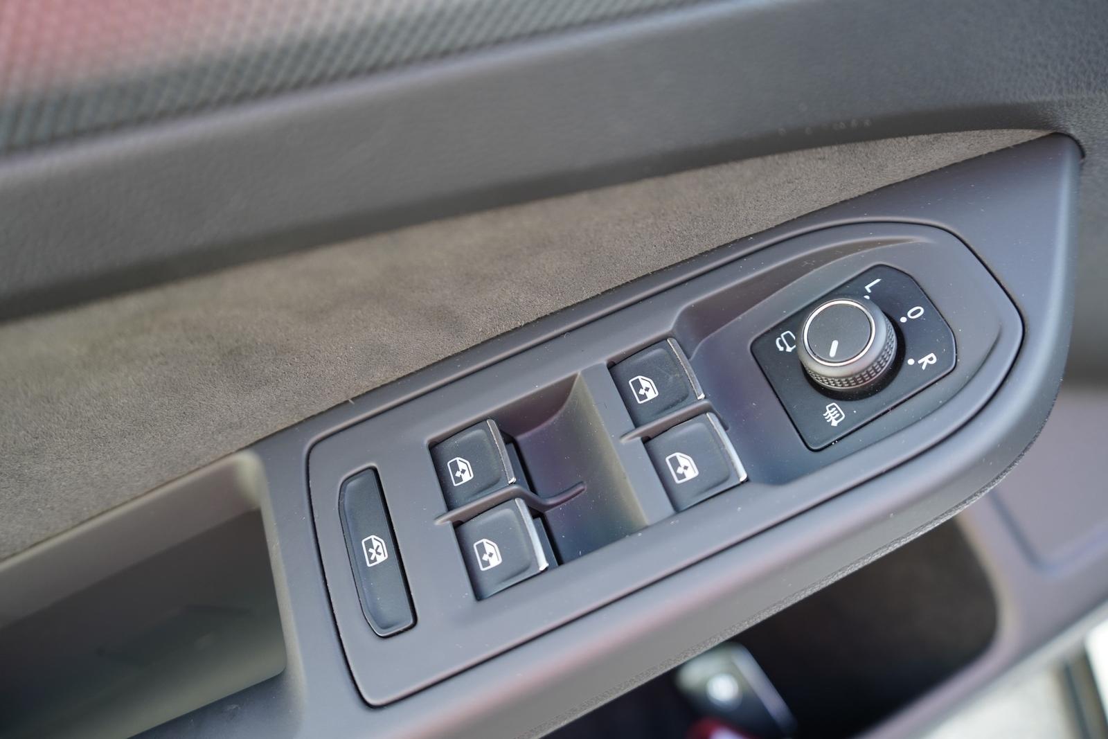 Volkswagen Golf VIII Variant 1.5 eTSI R-Line DSG LED Kamera, миниатюра 23