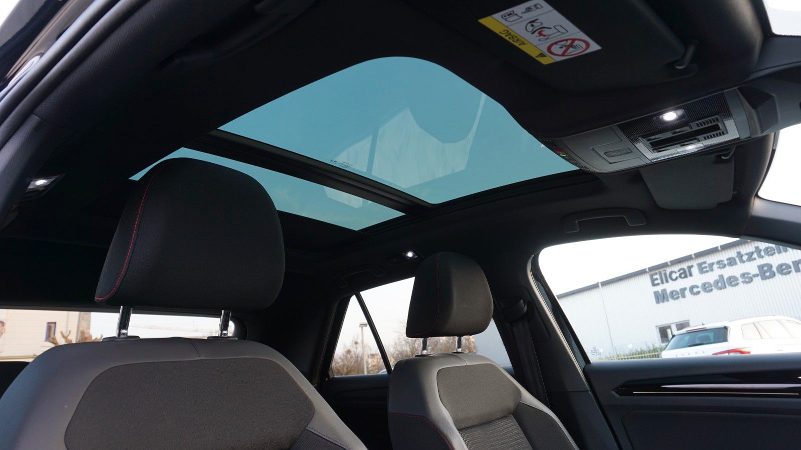 Fahrzeugabbildung Volkswagen T-Roc Sport 4Motion, Kamera, Navi, Pano, Black