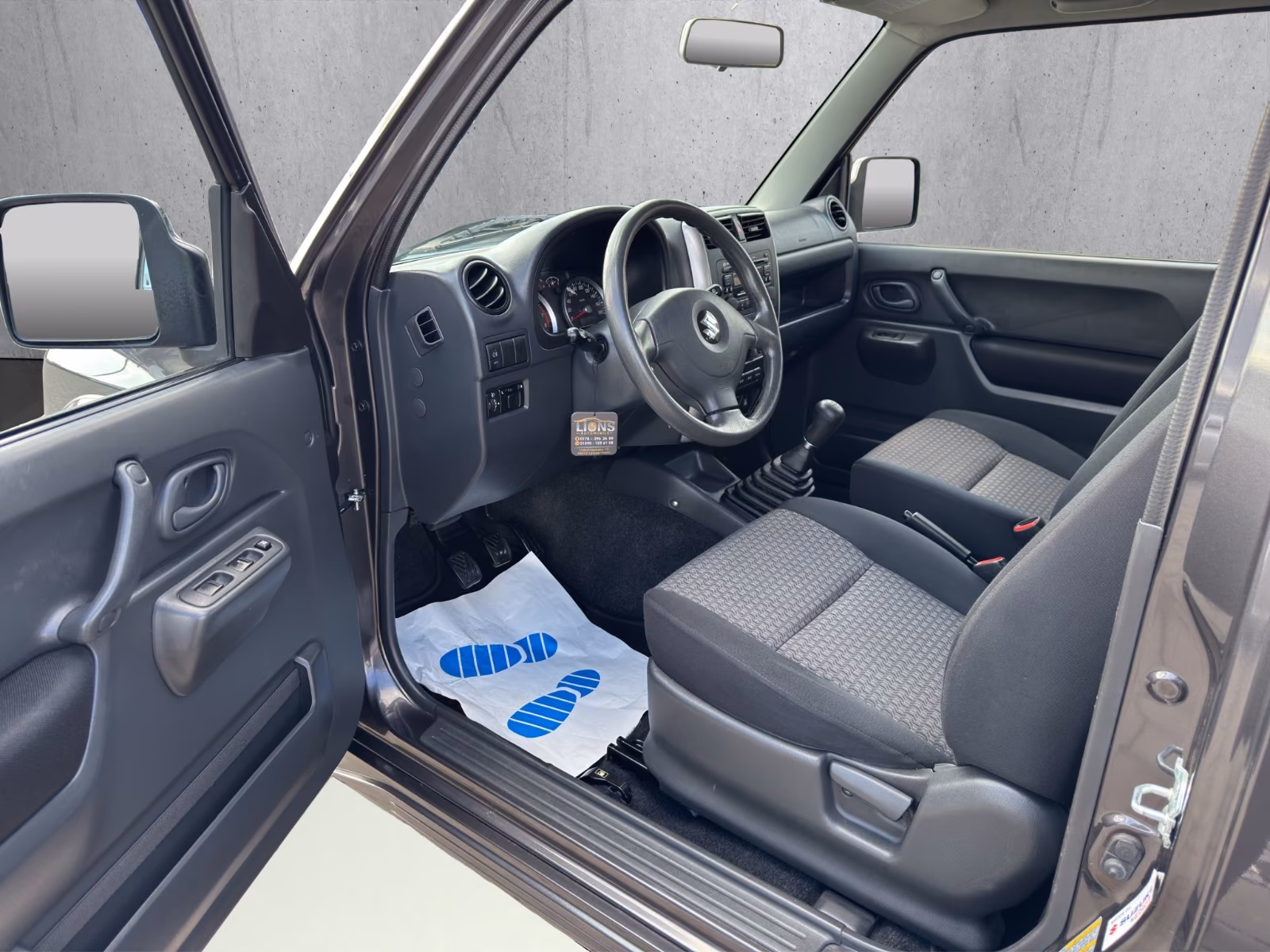 SUZUKI JIMNY 1.3 VVT 86ch 4X4 - CONFORT - ATTELAGE - SIÈGES CHAUFFANTS - PNEUS 4 SAISONS - BARRES DE TOIT