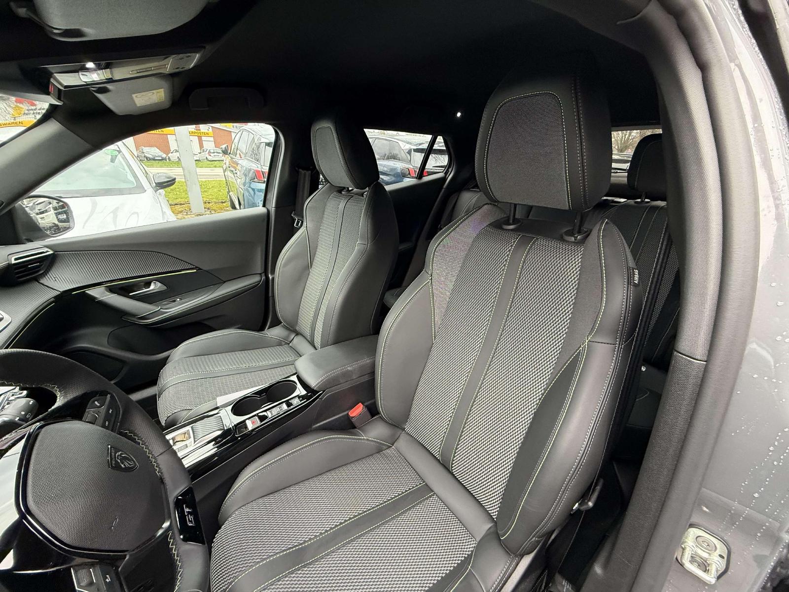 Peugeot 2008 Hybrid 145 GT
