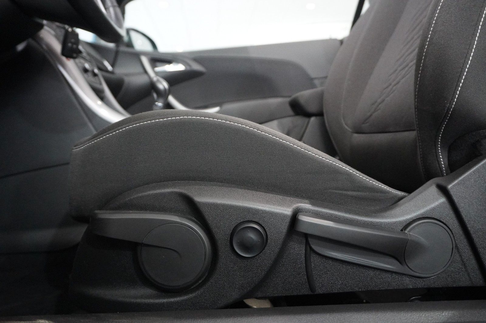 Fahrzeugabbildung Opel Cascada 1.4T EDITION SPORT/SHZ/TEMP/USB/BI-COLOR