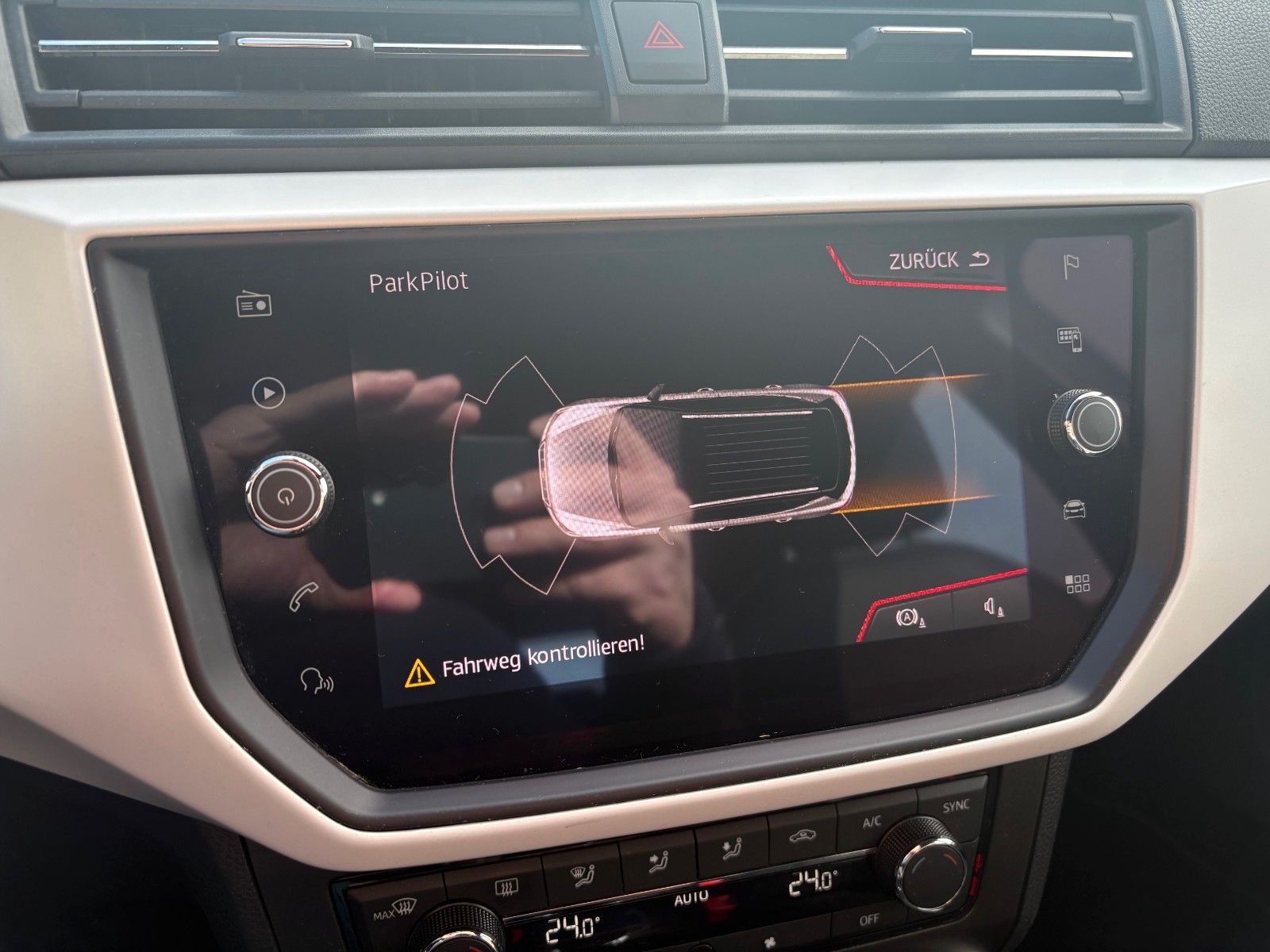 Fahrzeugabbildung SEAT Arona 1.0 Xcellence 85kW Navi SHZ PDC 1.HAND