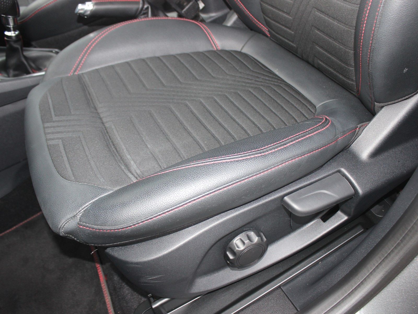 Fahrzeugabbildung Ford Puma ST-Line X 1,0 EcoBoost Mild Hybrid