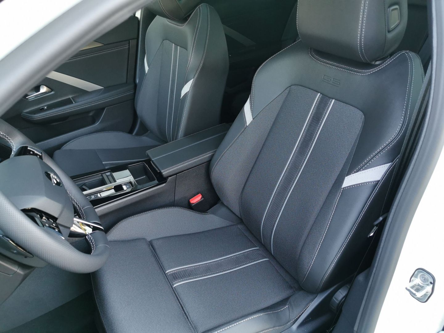 Fahrzeugabbildung Opel Astra GS Line HUD Panorama Navi digitales Cockpi