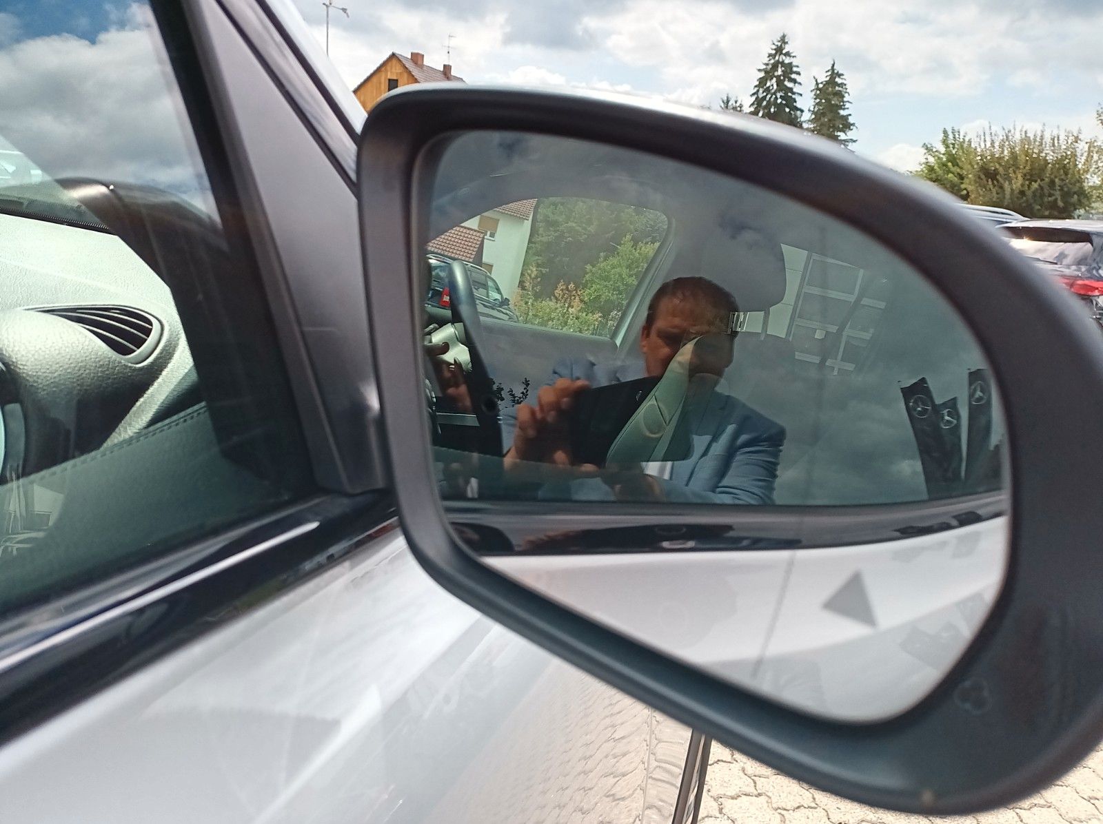 Fahrzeugabbildung Mercedes-Benz GLB 200+DISTRONICPLUS+PANO+AHK+SH+NIGHTPAKET++++